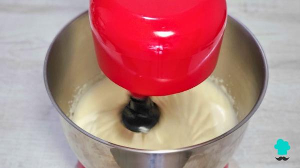 Receta de Bizcocho de fresa y yogur: el truco para un marmolado perfecto y una cobertura irresistible - Paso 4