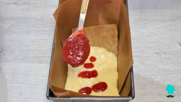 Receta de Bizcocho de fresa y yogur: el truco para un marmolado perfecto y una cobertura irresistible - Paso 8