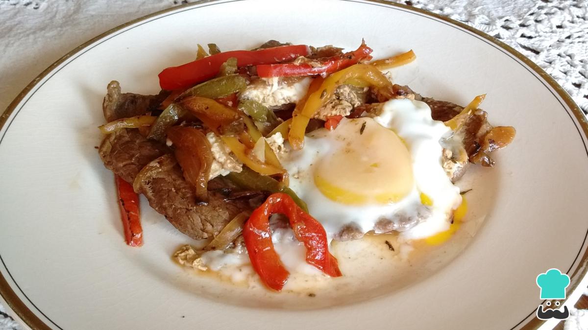 Receta de Bifes a la criolla con huevo