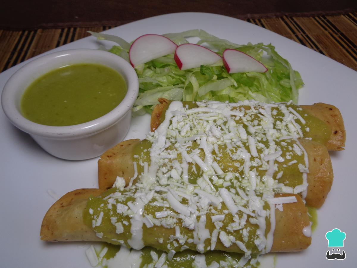 Receta de Tacos dorados de papa con salsa de tomate