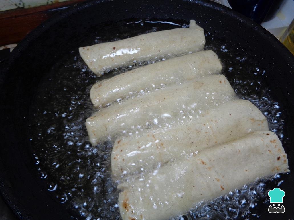 Tacos dorados de papa con salsa de tomate Fácil