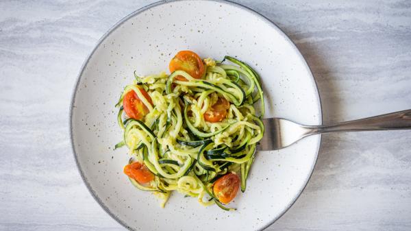 Joan Roca y Dani García, chefs con estrella Michelin: “En verano, la mejor manera de hacer calabacín es como si fueran espaguetis con esta salsa cremosa” - Tomates caramelizados y piñones tostados para potenciar el sabor