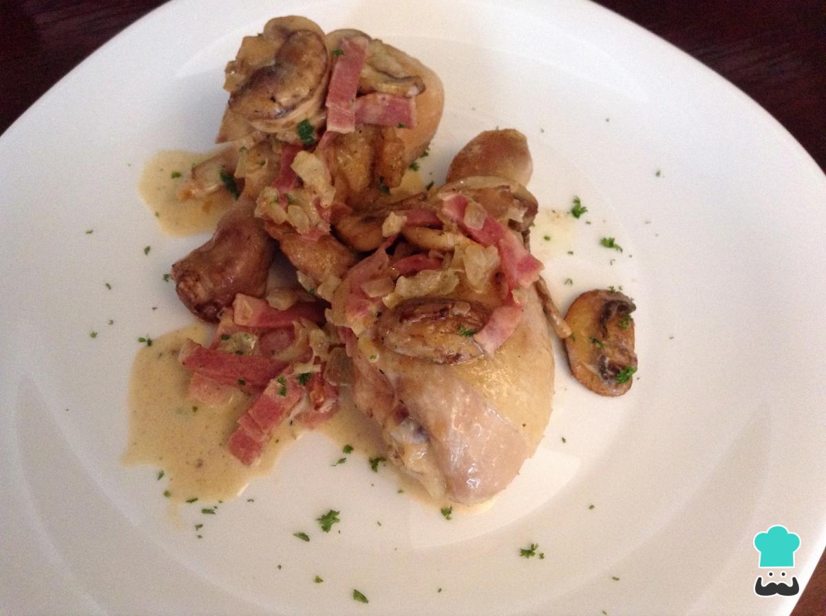 Receta de Pollo con nata, champiñones y bacon