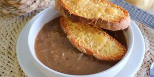 Receta de Sopa de cebolla de la abuela, el plato humilde que nunca falla en la mesa