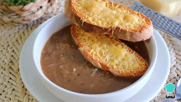 Receta de Sopa de cebolla de la abuela, el plato humilde que nunca falla en la mesa