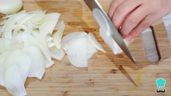Receta de Sopa de cebolla de la abuela, el plato humilde que nunca falla en la mesa - Paso 1