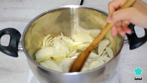Receta de Sopa de cebolla de la abuela, el plato humilde que nunca falla en la mesa - Paso 2