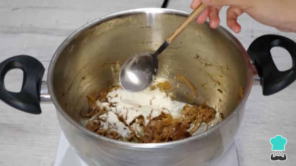 Receta de Sopa de cebolla de la abuela, el plato humilde que nunca falla en la mesa - Paso 5