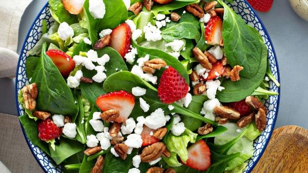 Recetas con fresas: 5 ideas fáciles para aprovechar la fruta estrella de la primavera (dulces y saladas) - Ensalada de fresas, queso y nueces