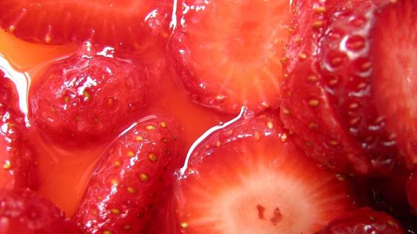 Recetas con fresas: 5 ideas fáciles para aprovechar la fruta estrella de la primavera (dulces y saladas) - Fresas maceradas con vinagre y azúcar