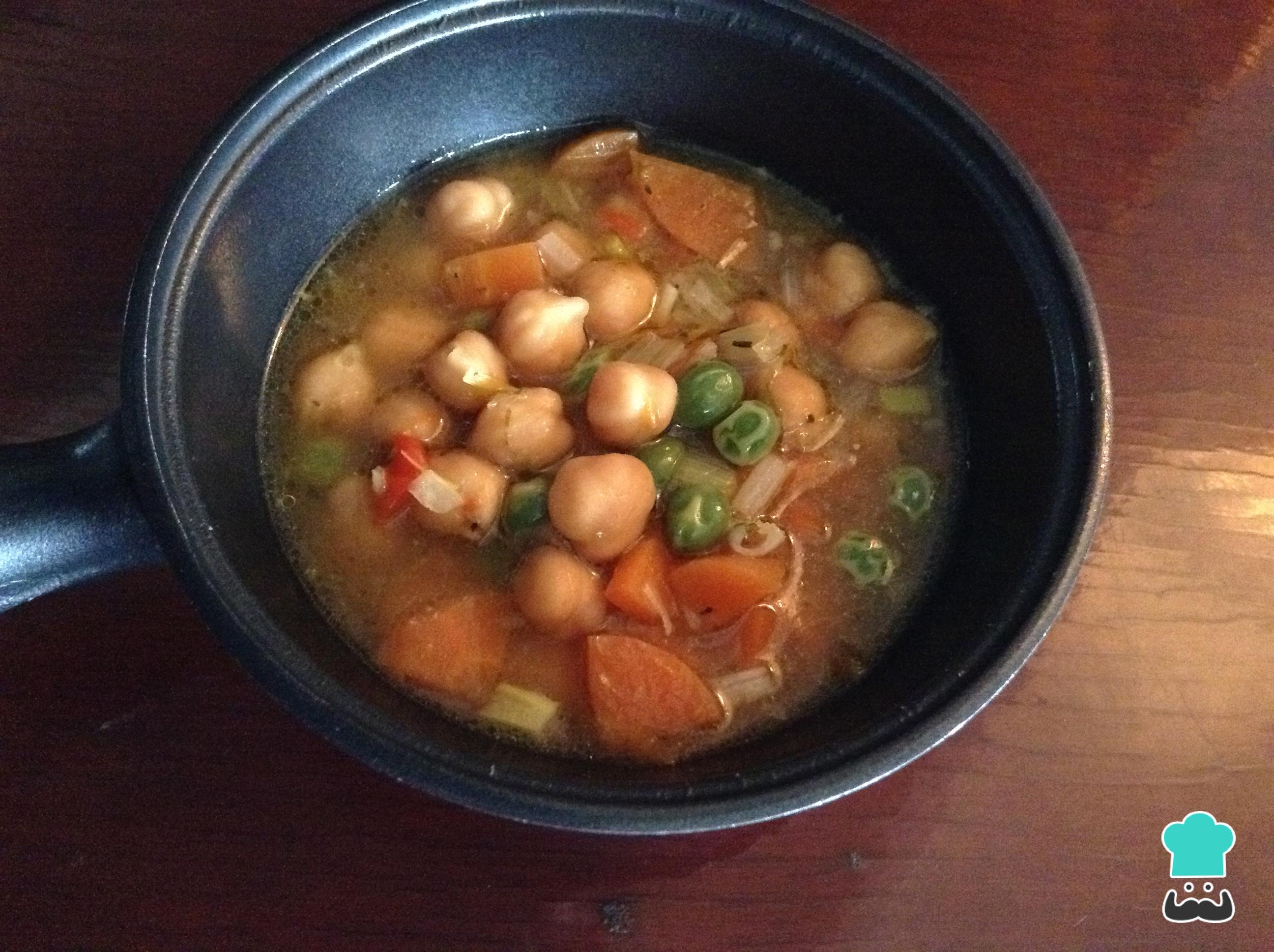Sopa de garbanzos y vegetales