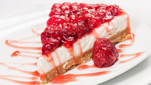 Recetas con fresas: 5 ideas fáciles para aprovechar la fruta estrella de la primavera (dulces y saladas) - Tarta rápida de fresas sin horno
