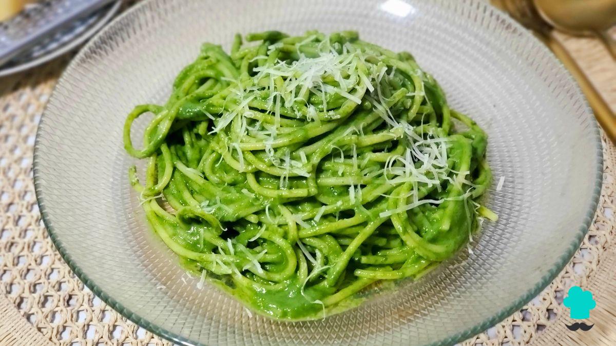 Receta de Espaguetis al pesto: el truco que usan en Italia para que queden cremosos