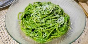 Receta de Espaguetis al pesto: el truco que usan en Italia para que queden cremosos