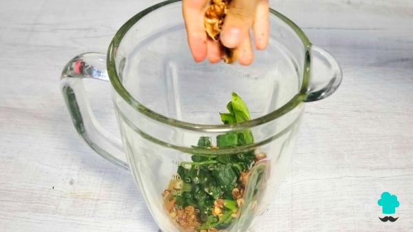 Receta de Espaguetis al pesto: el truco que usan en Italia para que queden cremosos - Paso 2
