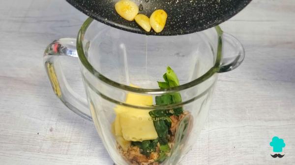 Receta de Espaguetis al pesto: el truco que usan en Italia para que queden cremosos - Paso 3