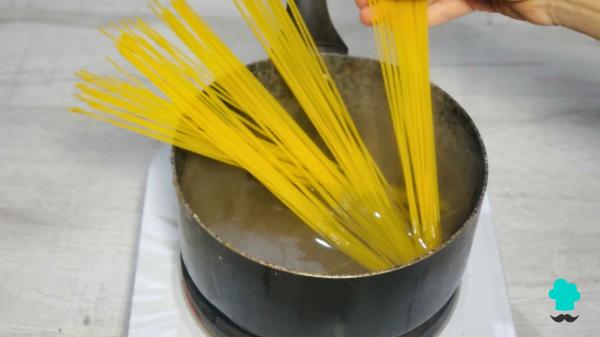 Receta de Espaguetis al pesto: el truco que usan en Italia para que queden cremosos - Paso 6