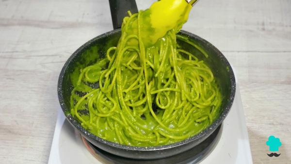 Receta de Espaguetis al pesto: el truco que usan en Italia para que queden cremosos - Paso 7