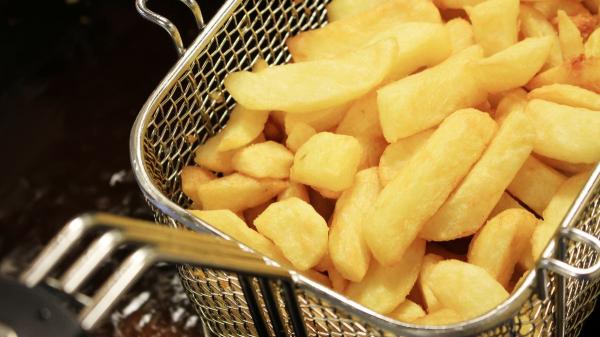 Magda Carlas, médica y nutricionista, sobre las patatas fritas: “Las mejores son las que no están aromatizadas y se fríen en aceite de oliva” - Un detalle importante al freír patatas: mejor doradas que demasiado tostadas