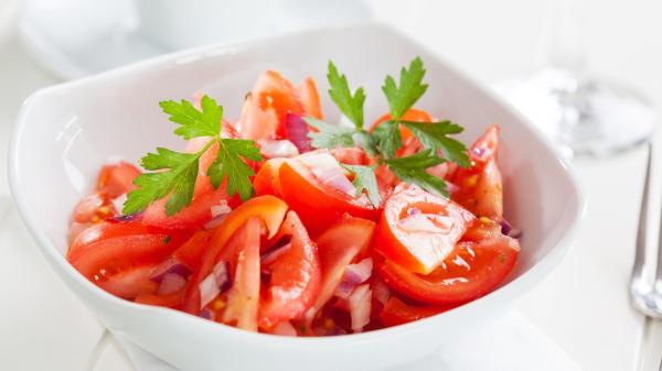 Los chefs españoles coinciden: “Para que los tomates tengan más sabor, espera entre 5 y 10 minutos después de aliñarlos con aceite y sal” - Del corte al último chorrito de aceite: cómo preparar una buena ensalada de tomate