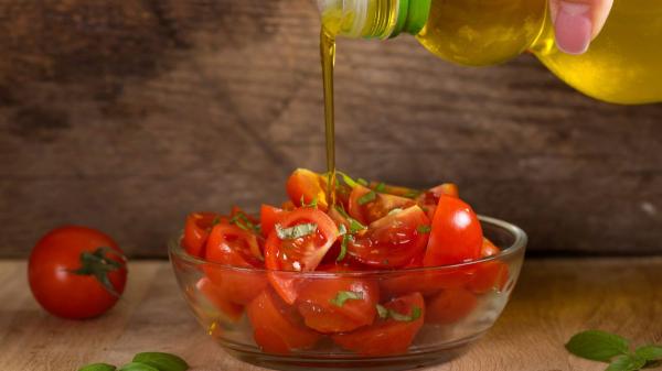 Los chefs españoles coinciden: “Para que los tomates tengan más sabor, espera entre 5 y 10 minutos después de aliñarlos con aceite y sal” - Diez minutos que transforman el tomate: qué ocurre realmente