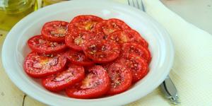 Los chefs españoles coinciden: “Para que los tomates tengan más sabor, espera entre 5 y 10 minutos después de aliñarlos con aceite y sal”