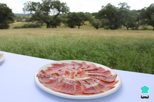 Comprar jamón ibérico online: La tendencia gastronómica que gana terreno en España - Tendencias actuales: De la sostenibilidad al origen rural