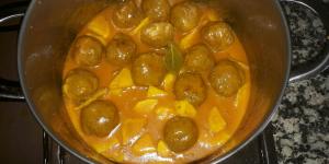 Albóndigas en salsa de cebolla y vino blanco