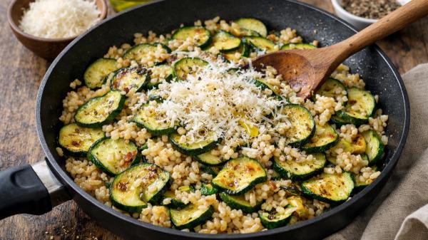Samantha Vallejo-Nágera, chef profesional: "El arroz con calabacín y parmesano más sano y rico que puedes llevar a la oficina" - La receta de arroz con calabacín y parmesano de Samantha paso a paso