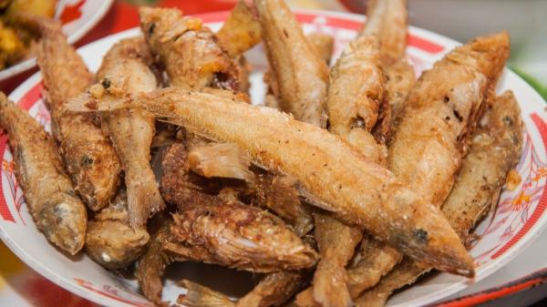 El truco de Ángel León, chef profesional, para freír bien el pescado: “No uses agua dulce, pásalo directamente a la harina y conserva todo su sabor a mar” - Cómo freír pescado perfecto en casa con los consejos del chef