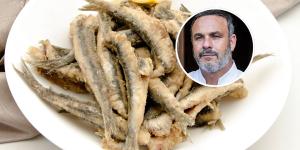 El truco de Ángel León, chef profesional, para freír bien el pescado: “No uses agua dulce, pásalo directamente a la harina y conserva todo su sabor a mar”