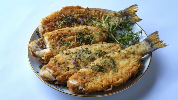 El truco de Ángel León, chef profesional, para freír bien el pescado: “No uses agua dulce, pásalo directamente a la harina y conserva todo su sabor a mar” - La mezcla de harinas que cambia la textura del pescado