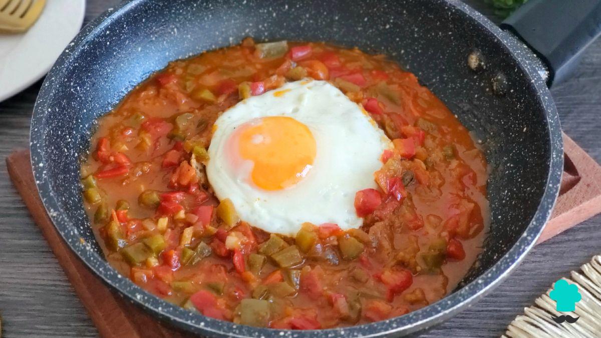 Receta de Pisto manchego con huevo frito: el guiso con verduras de la huerta más fácil y sabroso