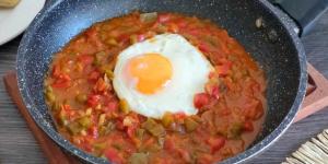 Receta de Pisto manchego con huevo frito: el guiso con verduras de la huerta más fácil y sabroso