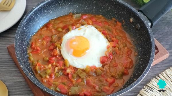 Receta de Pisto manchego con huevo frito: el guiso con verduras de la huerta más fácil y sabroso - Paso 7