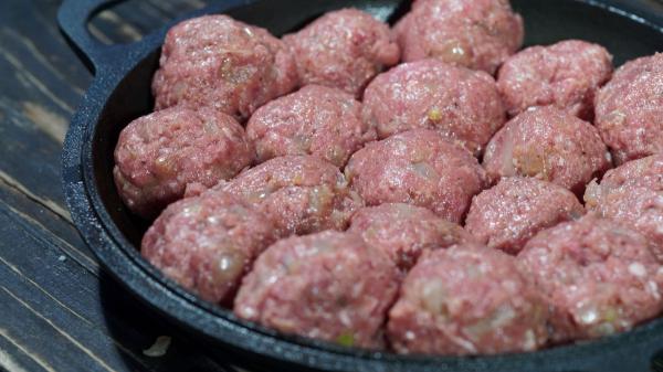 Paula Casado, cocinera: “Para hacer albóndigas como las de la abuela, usa 350 g de ternera, 100 g de cerdo, pan con leche y queso parmesano” - La combinación de carnes que consigue unas albóndigas más tiernas