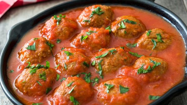 Paula Casado, cocinera: “Para hacer albóndigas como las de la abuela, usa 350 g de ternera, 100 g de cerdo, pan con leche y queso parmesano” - Preparación: de la masa jugosa a una salsa para mojar pan