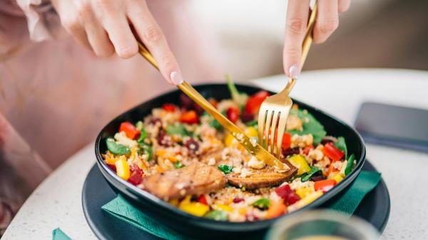 Aurelio Rojas, cardiólogo: “Si tomas kiwi, frutos rojos o manzana por la noche, dormirás mejor y cuidarás tu corazón” - Lo que comes por la noche sí importa (y mucho)