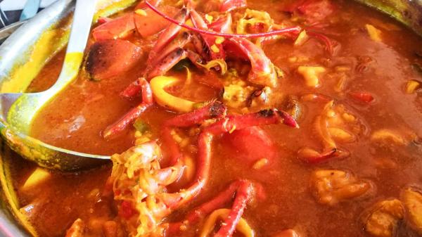 Los cocineros alicantinos coinciden: “El arroz meloso no se hace con agua, sino con caldo de bogavante y pescado de roca” - El secreto de un buen arroz meloso alicantino: el caldo lo es todo