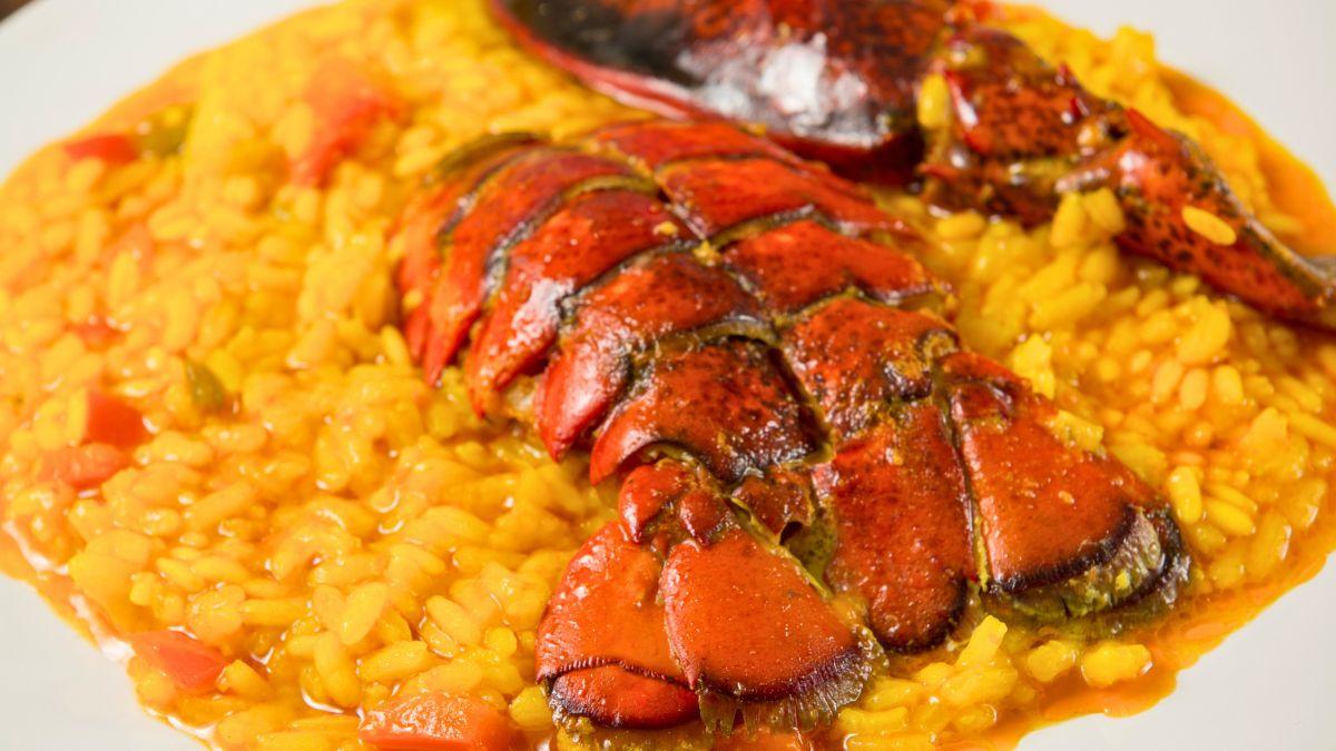 Los cocineros alicantinos coinciden: “El arroz meloso no se hace con agua, sino con caldo de bogavante y pescado de roca”