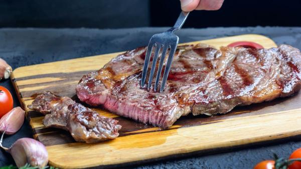 Los chefs coinciden: “Para hacer un filete a la plancha dorado y jugoso, no eches aceite en la sartén, úntalo directamente sobre la carne” - Dorado por fuera sí, pero sin olvidar la seguridad alimentaria