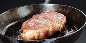 Los chefs coinciden: “Para hacer un filete a la plancha dorado y jugoso, no eches aceite en la sartén, úntalo directamente sobre la carne”