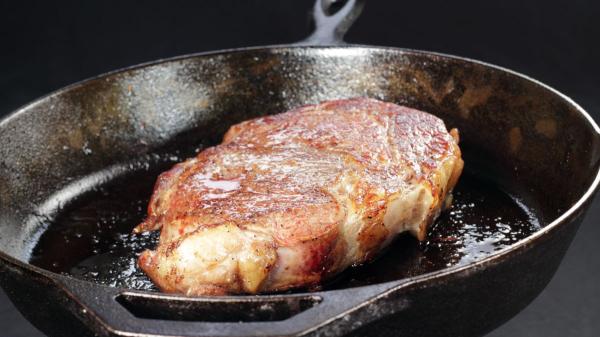 Los chefs coinciden: “Para hacer un filete a la plancha dorado y jugoso, no eches aceite en la sartén, úntalo directamente sobre la carne”