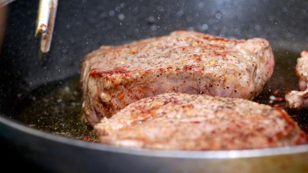 Los chefs coinciden: “Para hacer un filete a la plancha dorado y jugoso, no eches aceite en la sartén, úntalo directamente sobre la carne” - Por qué es mejor untar la carne directamente con aceite y calentar la sartén sin grasa antes de cocinarla