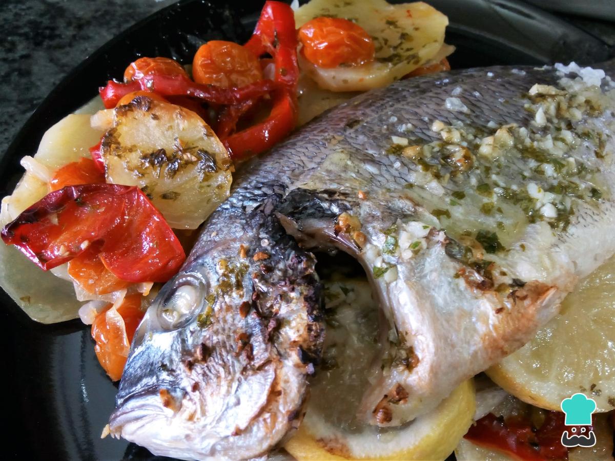 Receta de Dorada al horno con patatas y pimientos