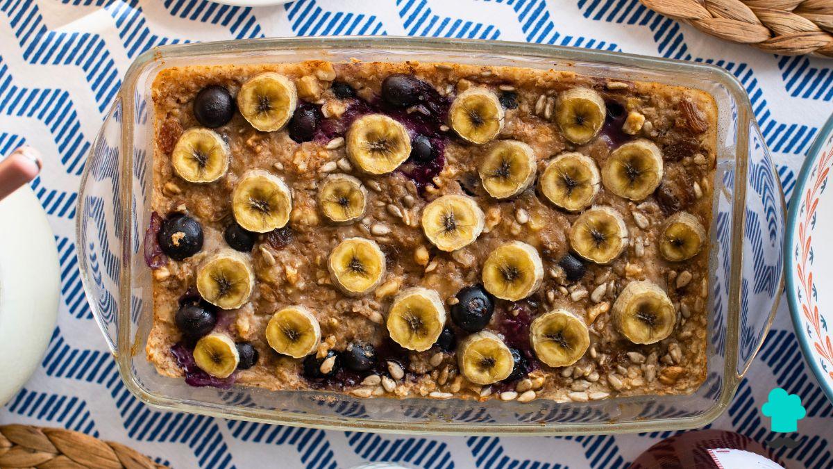 Receta de Avena al horno con plátano y arándanos: un desayuno saludable, saciante y delicioso