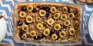 Receta de Avena al horno con plátano y arándanos: un desayuno saludable, saciante y delicioso
