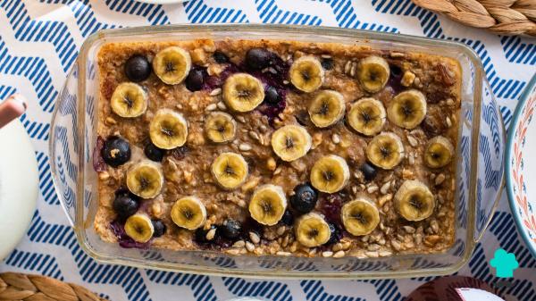 Receta de Avena al horno con plátano y arándanos: un desayuno saludable, saciante y delicioso