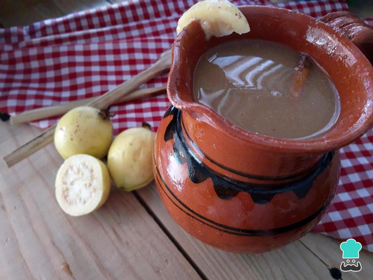 Atole de guayaba con masa