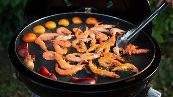 Dani García, chef: “Las gambas a la plancha no llevan aceite, ajo ni limón; se cocinan en su jugo y tapadas con papel de aluminio” - El error más común al hacer gambas a la plancha, según Dani García